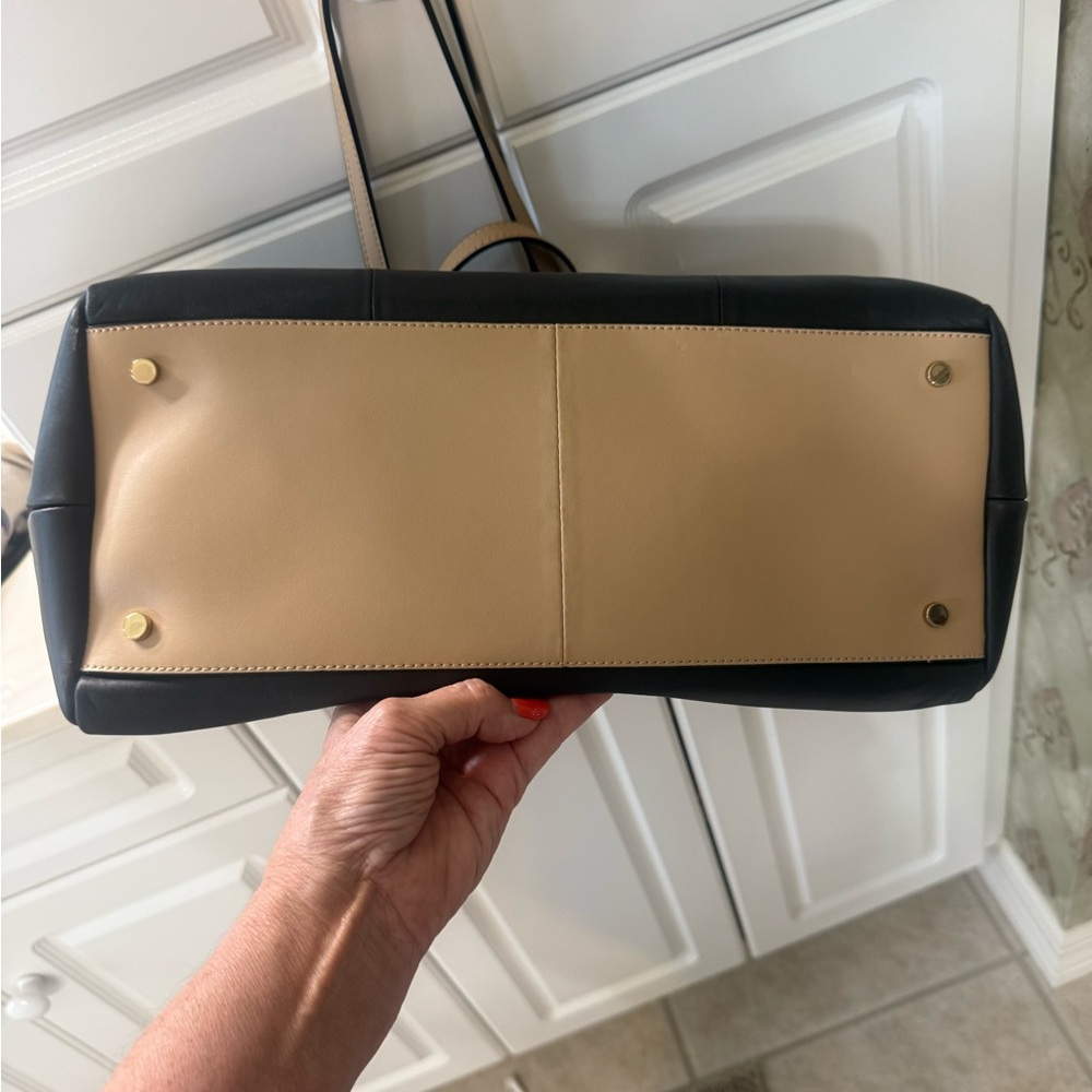 Elegant Black Tote Bag - Picture 12 of 12